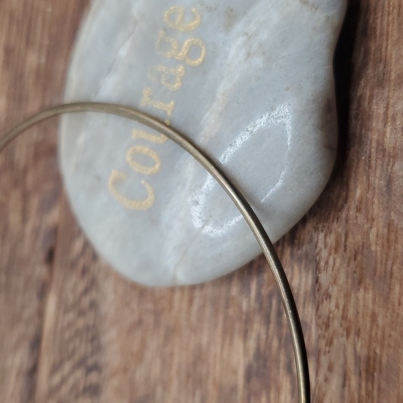 Gold tone greek wire bracelet B3133 - Picture 2 of 2